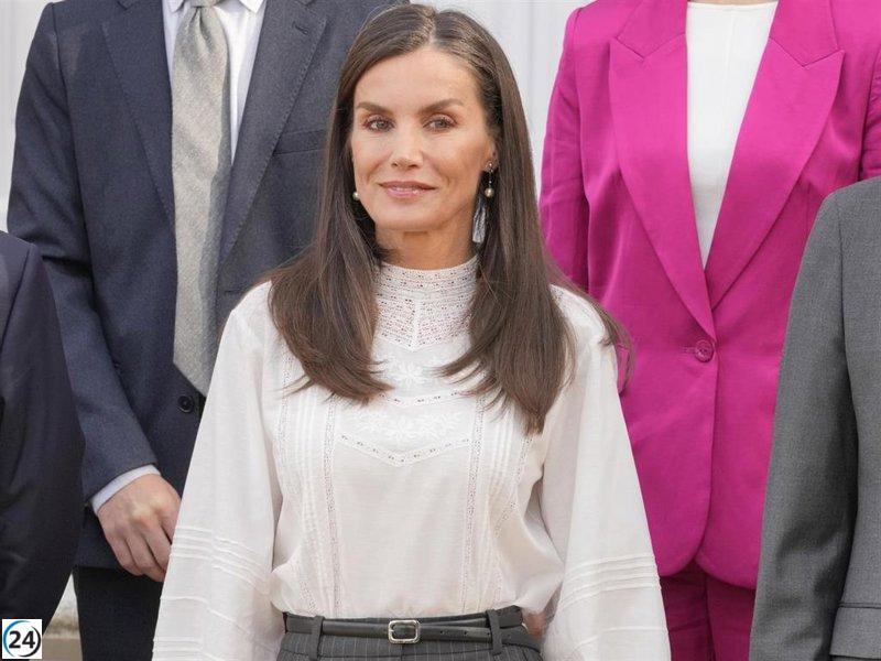 La Reina Letizia marca pauta con su innovador look profesional.
