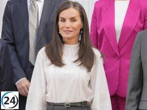La Reina Letizia marca pauta con su innovador look profesional.