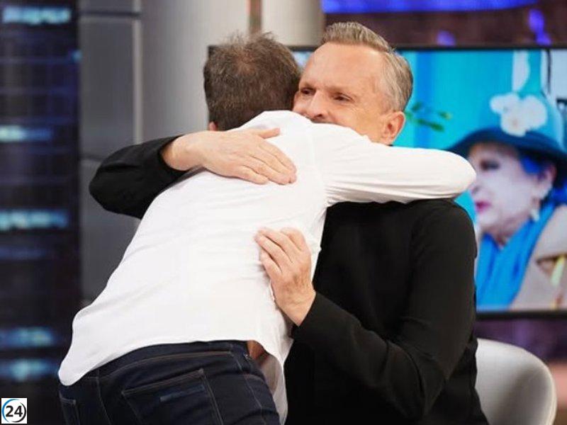 Miguel Bosé se emociona al evocar la memoria de su madre en su regreso a los escenarios en España.