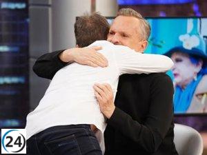 Miguel Bosé se emociona al evocar la memoria de su madre en su regreso a los escenarios en España.