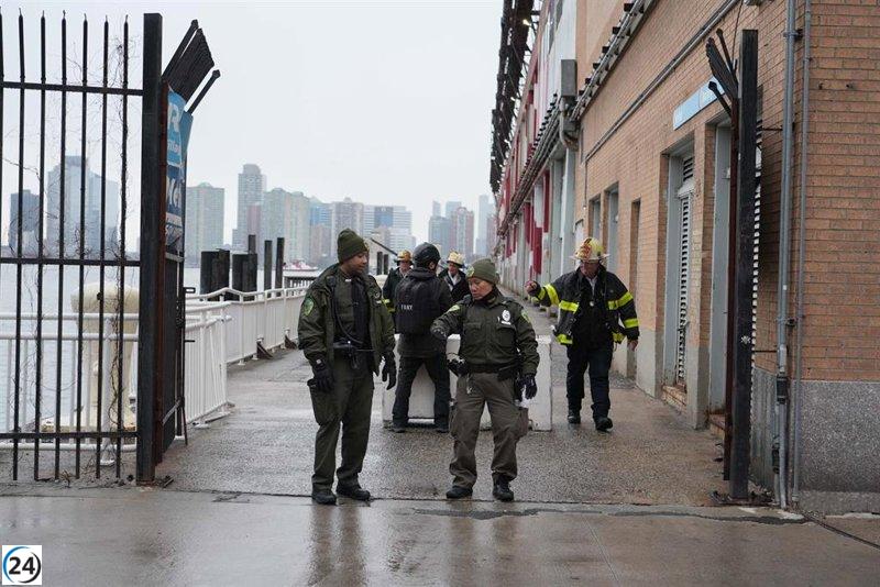 EE. UU. se esfuerza por recuperar las partes del helicóptero accidentado en el río Hudson.