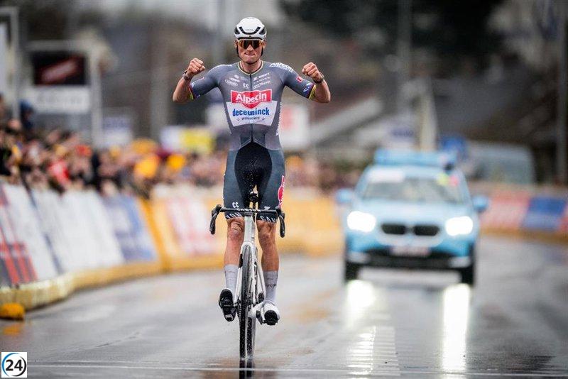 Van der Poel capitaliza el tropiezo de Pogacar y conquista su tercer París-Roubaix en fila.