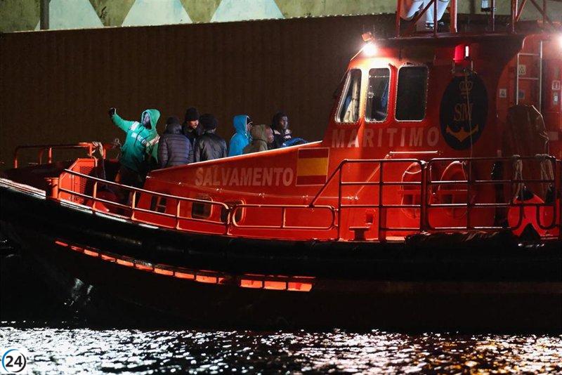 Fuerteventura recibe a 120 migrantes, incluidos 10 mujeres y 2 niños, en dos embarcaciones.