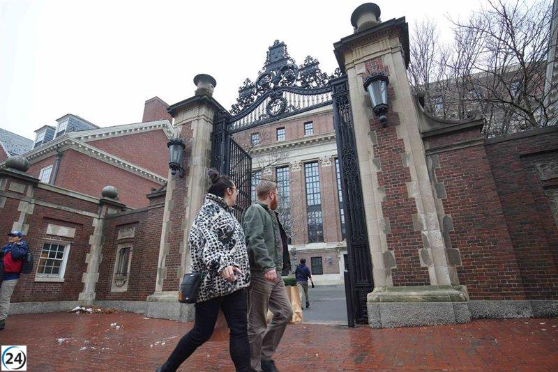 Trump interrumpe 2.200 millones en fondos para Harvard.