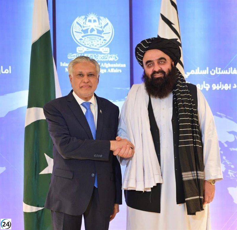 El canciller de Pakistán viaja a Afganistán en medio de la creciente crisis de violencia y desplazamiento.