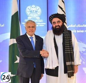 El canciller de Pakistán viaja a Afganistán en medio de la creciente crisis de violencia y desplazamiento.