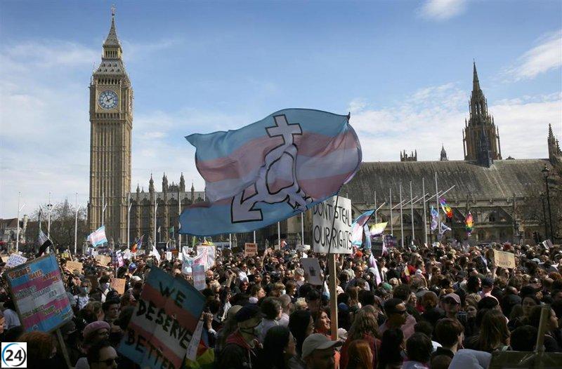 Masiva protesta en Londres contra la decisión del Tribunal Supremo que afecta a la comunidad trans.