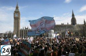 Masiva protesta en Londres contra la decisión del Tribunal Supremo que afecta a la comunidad trans.