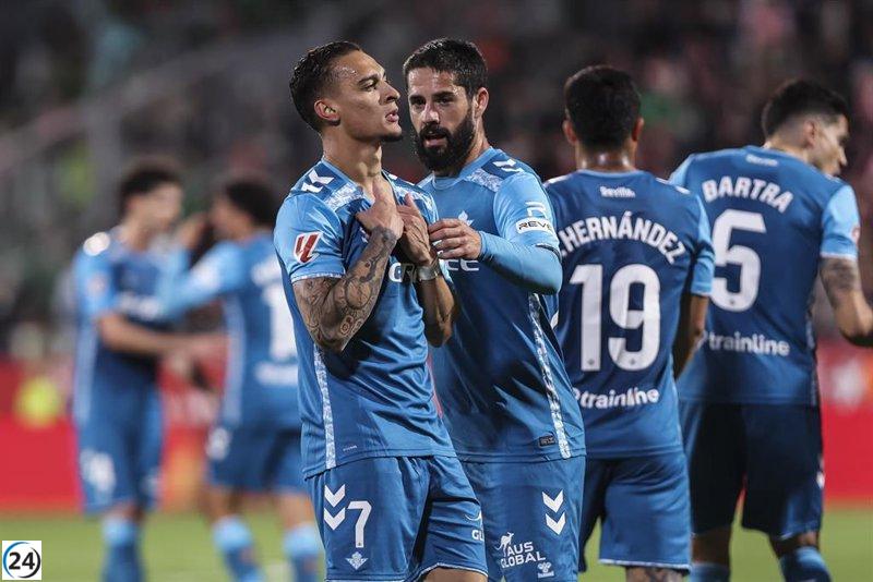 El Betis sigue en la lucha por la Champions, intensificando las dificultades del Girona.