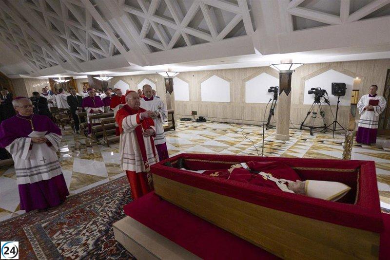 El Vaticano presenta las primeras imágenes del Papa en su ataúd.