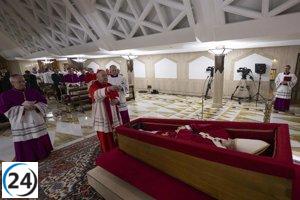 El Vaticano presenta las primeras imágenes del Papa en su ataúd.