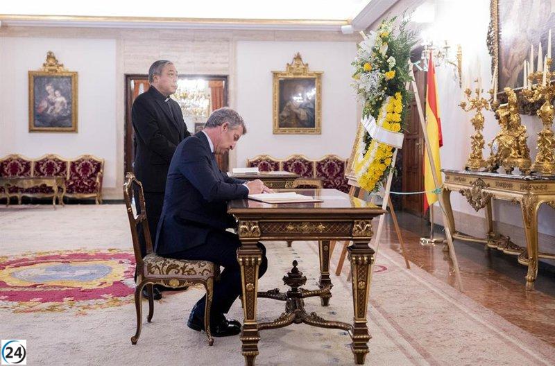 Feijóo rinde homenaje en el libro de condolencias: