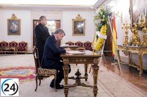 Feijóo rinde homenaje en el libro de condolencias: