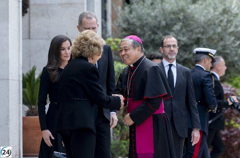 Los Reyes expresan sus condolencias por el Papa Francisco en la Nunciatura.