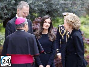 Los Reyes de España rinden homenaje a Papa Francisco en la Nunciatura junto a Doña Sofía.