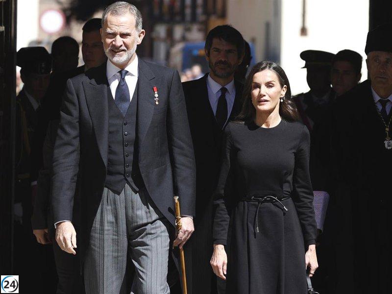 La Reina Letizia opta por un estilo sobrio en el Premio 'Miguel de Cervantes' en homenaje al Papa Francisco.