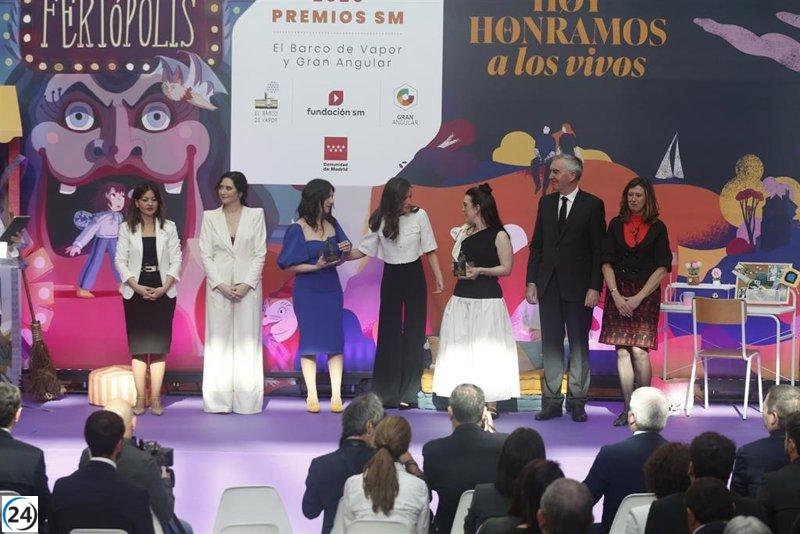 La Reina Letizia concede los Premios 2025 de SM El Barco de Vapor y Gran Angular.