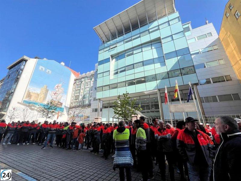 Empleados de Bridgestone se manifiestan contra la intervención del gobierno de Cantabria en su conflicto laboral.