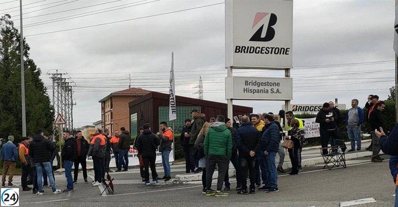 Trabajadores de Bridgestone inician su séptima jornada de protesta en contra del ERE este miércoles.