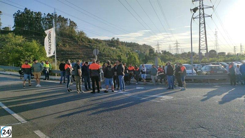 Los trabajadores de Bridgestone en Puente San Miguel protagonizan su séptima jornada de protestas por el ERE.