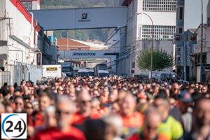 Cerca de 300 empleados de Bridgestone protestan frente a la embajada de Japón en Madrid.