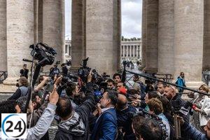 Los 133 cardenales electores llegan a Roma para la elección del nuevo Papa.
