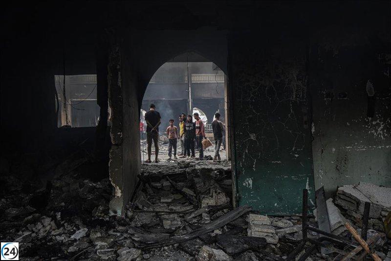 Bombardeo israelí en Gaza deja al menos 20 muertos en una escuela ocupada por desplazados.