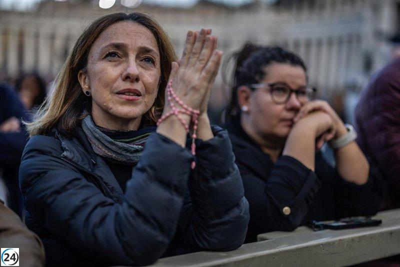 Cerca de 45,000 personas abarrotan la Plaza de San Pedro para presenciar la histórica primera fumata: