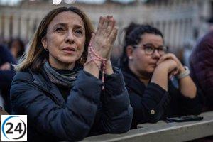 Cerca de 45,000 personas abarrotan la Plaza de San Pedro para presenciar la histórica primera fumata: