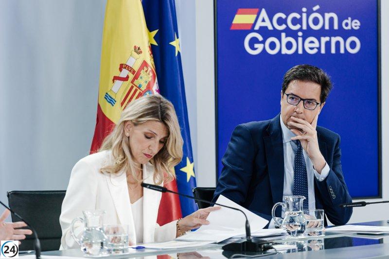 Custodios de Yolanda Díaz interceptan a un hombre armado con cuchillos en las cercanías del Ateneo de Madrid.