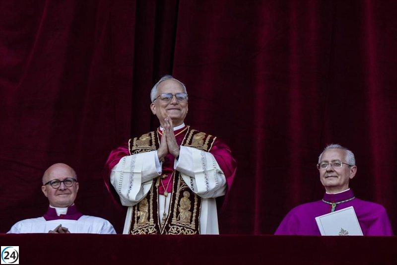 El nuevo Papa retoma la herencia de Benedicto XVI con su distintiva muceta roja y estola.