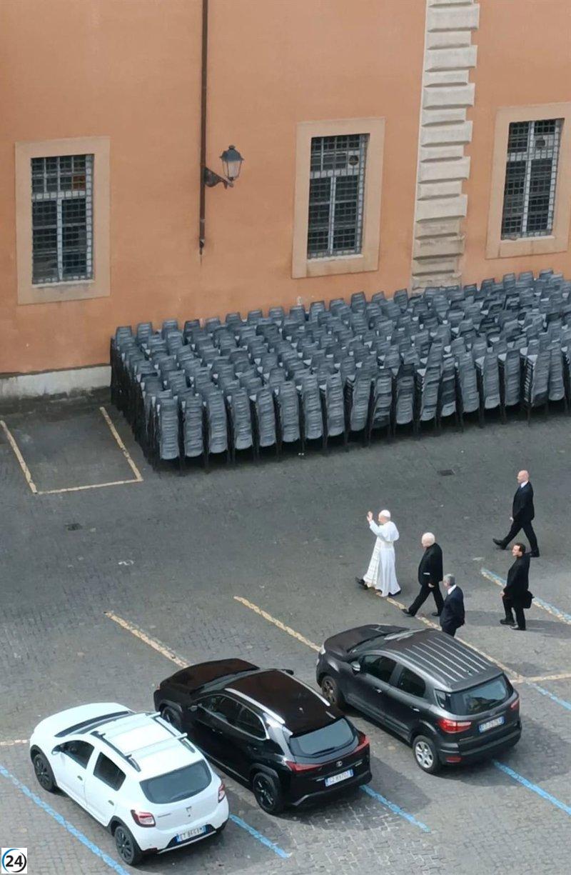León XIV llega al Palacio del Santo Oficio y se dirige a los creyentes en su primer Regina Caeli.