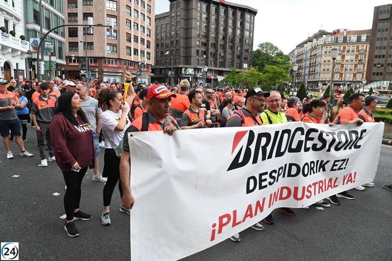 Empleados de Bridgestone Basauri detienen operaciones en huelga durante negociaciones con la compañía.