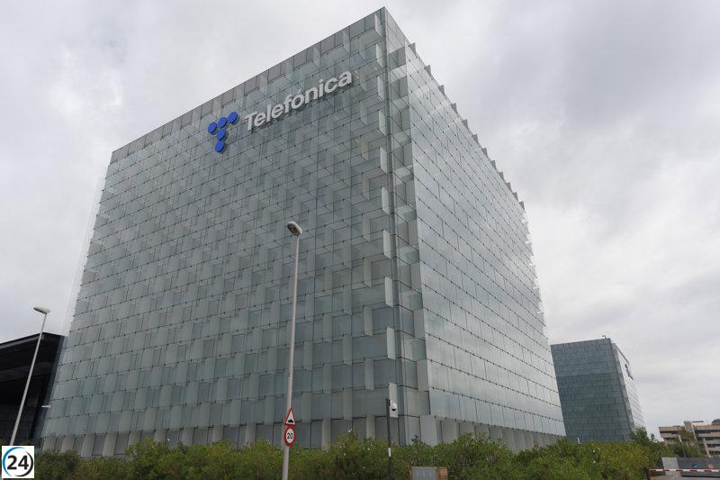 Telefónica reporta una pérdida de 1.731 millones hasta marzo por su desempeño en Argentina y Perú, pero mantiene sus proyecciones y división de beneficios.