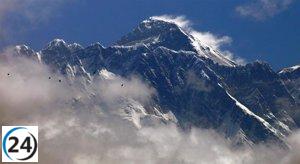 Tragedia en el Everest: Dos alpinistas pierden la vida en su ascenso.
