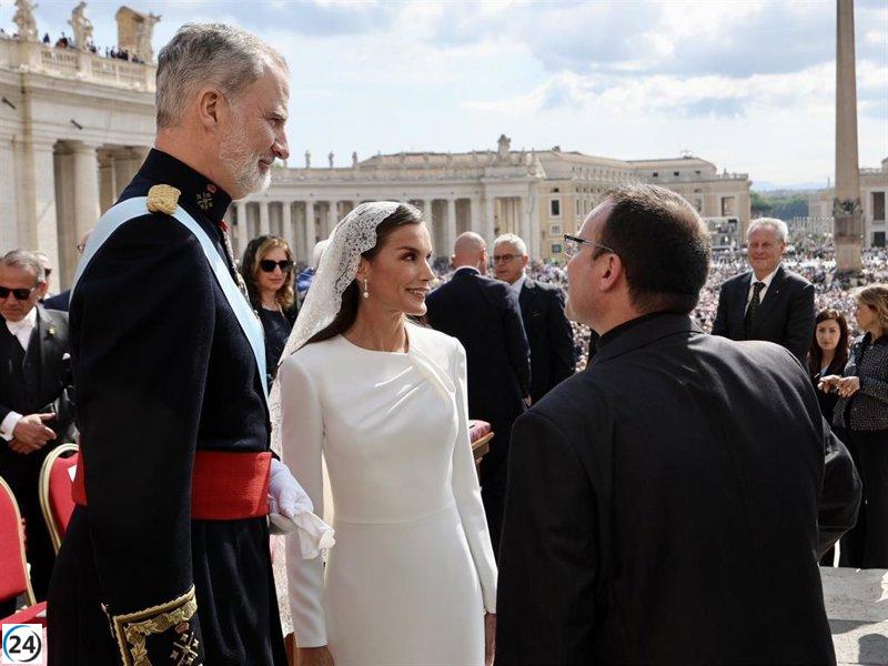 La Reina Letizia resplandece en blanco durante la misa inaugural del pontificado de León XIV.