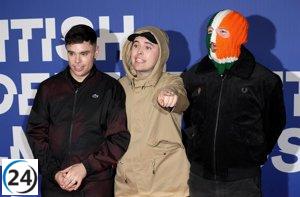 Un miembro del grupo de rap irlandés Kneecap enfrenta acusaciones de terrorismo en Londres.