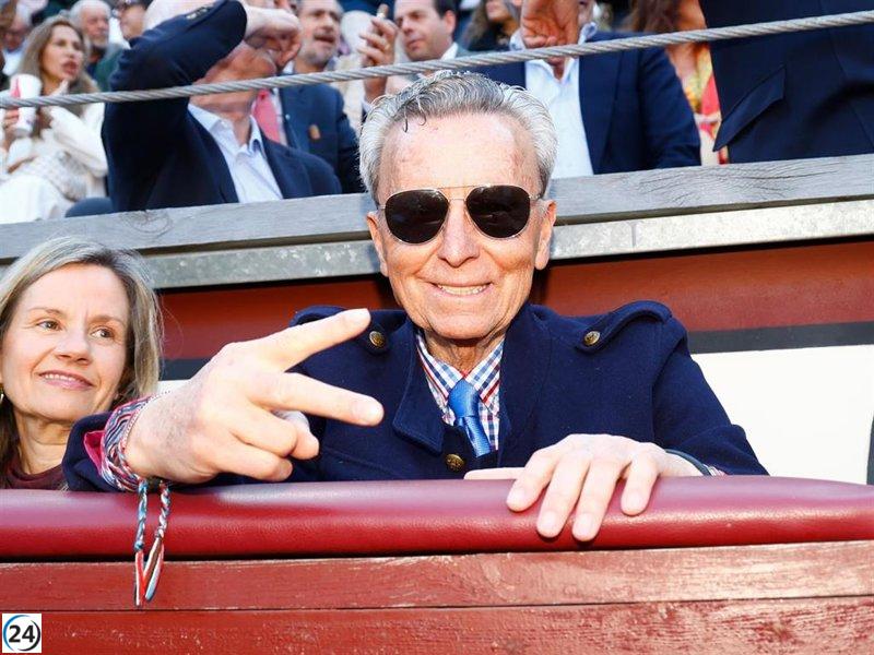 José Ortega Cano sonríe mientras Ana María Aldón dice adiós a la televisión.