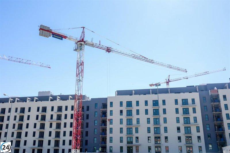 PSOE y Sumar se enfrentan nuevamente por la exención del IRPF a propietarios en el debate sobre vivienda.