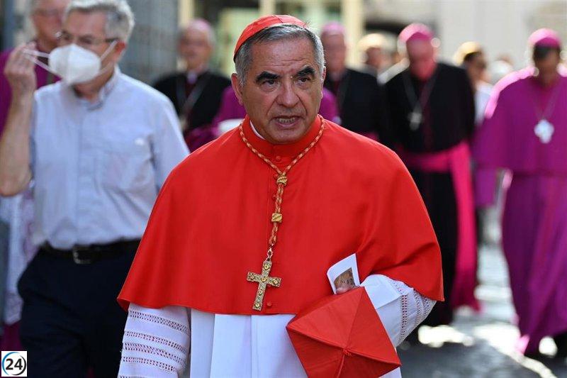 El Papa se reúne con el cardenal Becciu, excluido del Cónclave tras su condena por fraude.