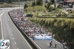 Protestas multitudinarias en Pontevedra exigen el cierre de ENCE y rechazan la llegada de Altri a Palas de Rei.