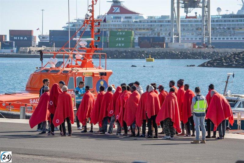 Más de 300 migrantes desembarcan en Canarias y Baleares este fin de semana.
