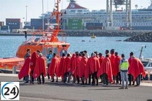 Más de 300 migrantes desembarcan en Canarias y Baleares este fin de semana.