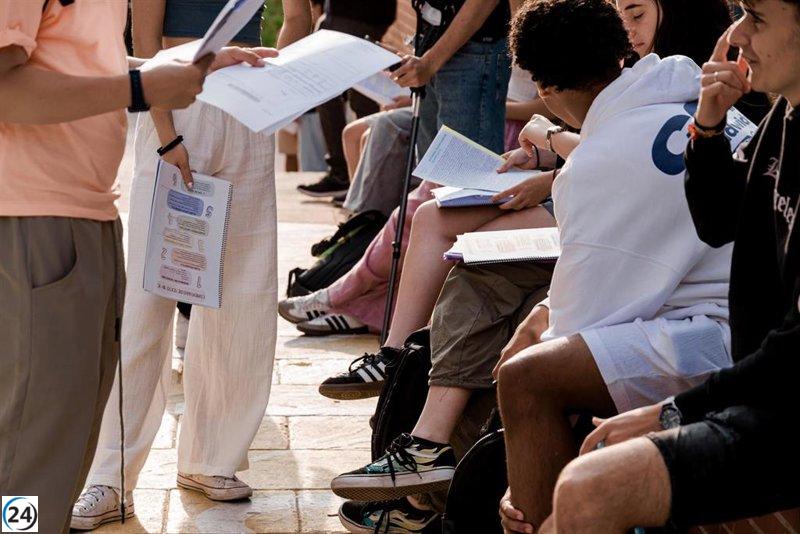 Récord histórico: más de 1,4 millones de estudiantes solicitan beca para el año académico 2025-26.