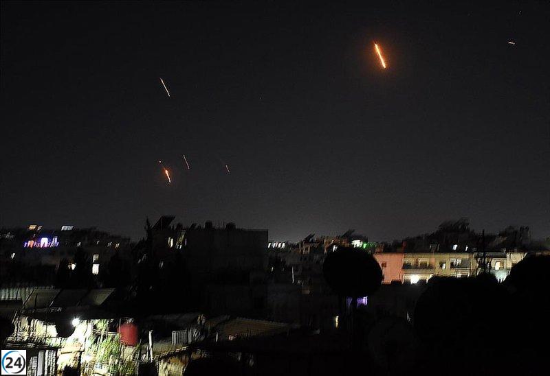 Ataques iraníes a Israel dejan tres muertos y más de 80 heridos.