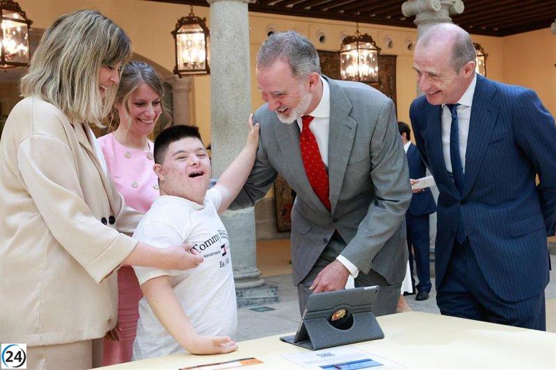 Felipe VI recibe en El Pardo a los jóvenes ganadores del concurso sobre el papel de la monarquía.