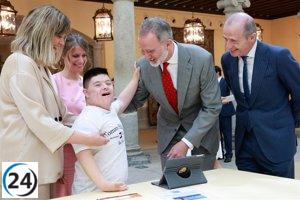 Felipe VI recibe en El Pardo a los jóvenes ganadores del concurso sobre el papel de la monarquía.