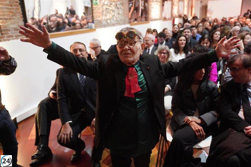 El Gobierno otorga la Gran Cruz de Isabel la Católica al dramaturgo Fernando Arrabal.
