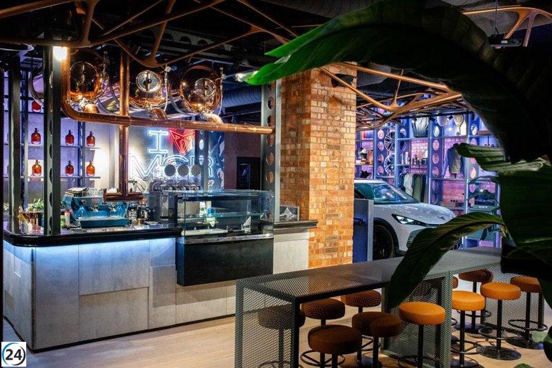 Cupra inaugura su primer City Garage en el Reino Unido, ubicado en Manchester.