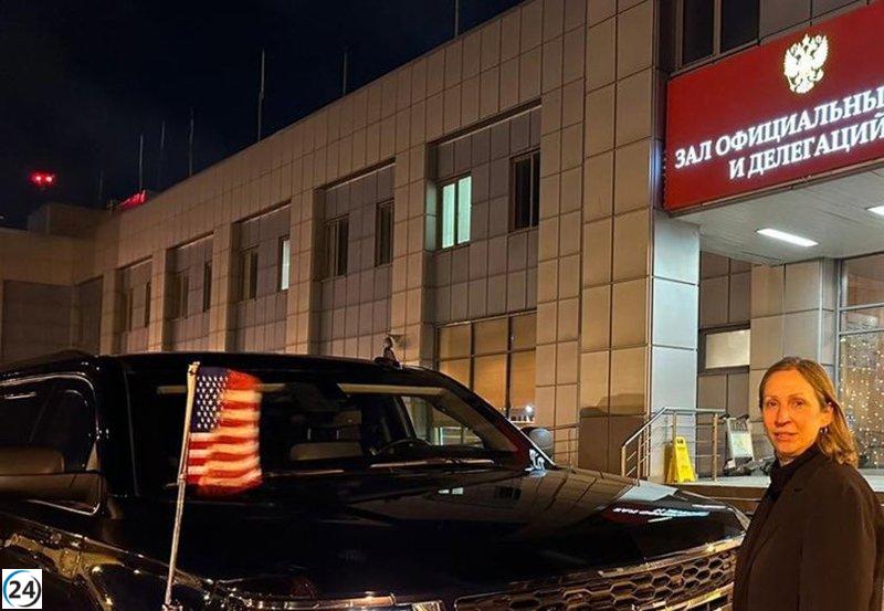 La embajadora estadounidense deja Rusia en un contexto de diálogos entre Washington y Moscú.